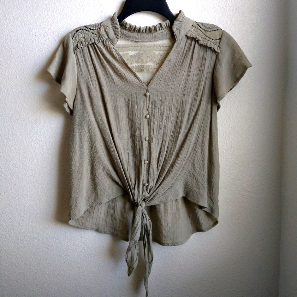 ✨ Light Green Lace Tied Top